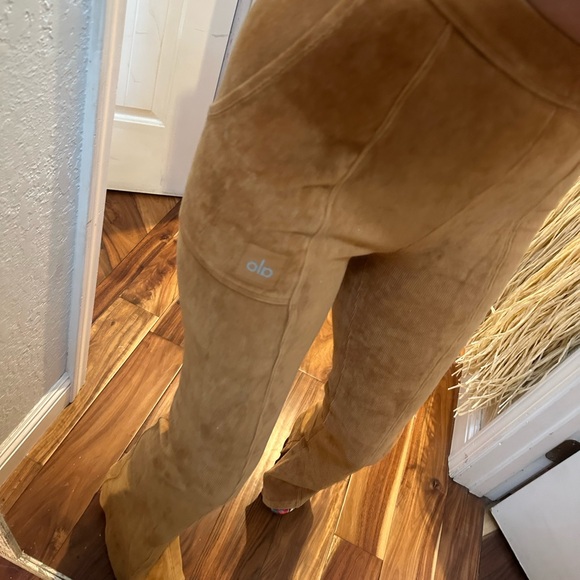 ALO Yoga Camel Flare Pants s cords - Picture 7 of 16